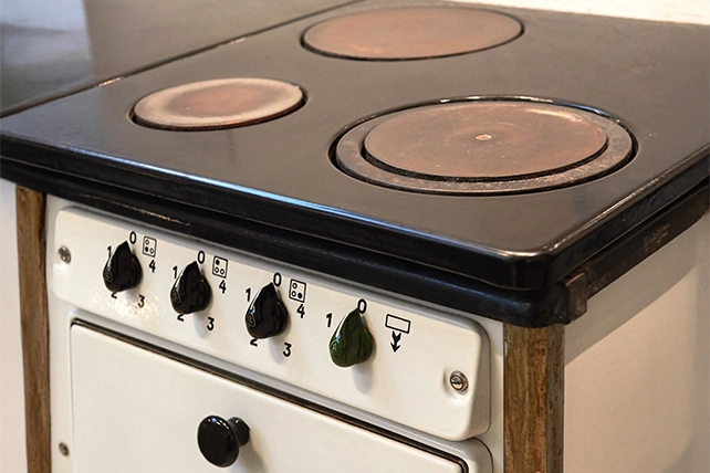 Photo of an old electric stove.