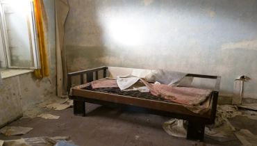 Old bed frame in Almeda